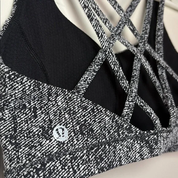 NEW Lululemon Free To Be Serene Bra-Power Luxtreme Irregular Denim Twill size 8 - Picture 4 of 7